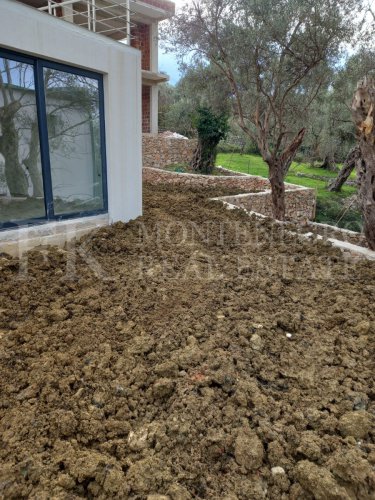 New and modern house, 160m2, in Bar, nestled on a gentle hill among olive trees, overlooking the sea, the city, the harbor, the old town, and the surrounding mountains.