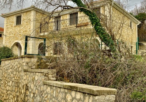 Vruća ponuda! Predivna kamenita vila od 189m2 u Bar-Zupci, dio malog, privatnog vilinskog kompleksa u Crnoj Gori. Vila ima bazen, impresivan pogled na more i okolne planine