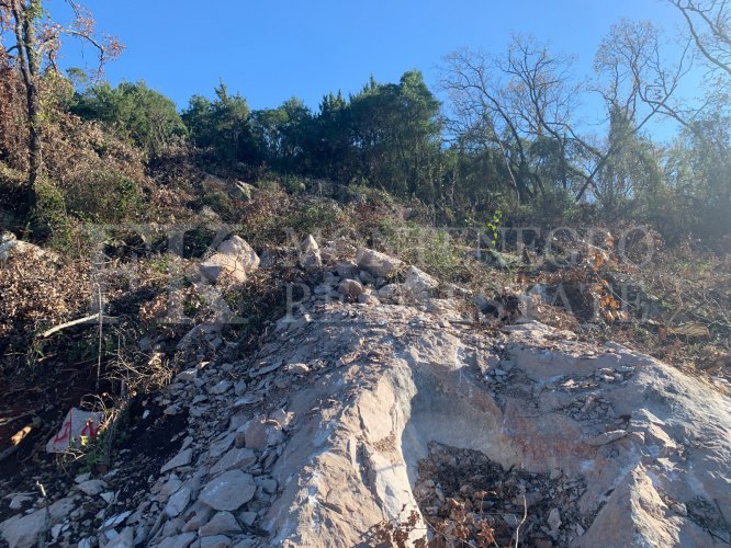 *Two splendid urbanized building plots, available for individual sale, 421m2 and 813m2, with sea views, in Utjeha-Kunje, Montenegro.