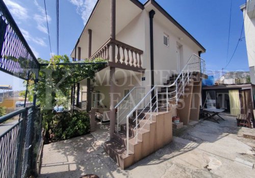 *Lijepa kuća za dvije porodice, 132m2, u centru ali u mirnom dijelu Sutomora, opština Bar, Crna Gora.*