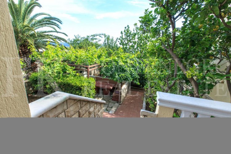 *Big house, 458m2, located in Bar-Susanj, fully furnished with exquisite antique furniture and offering sea views, in Montenegro.