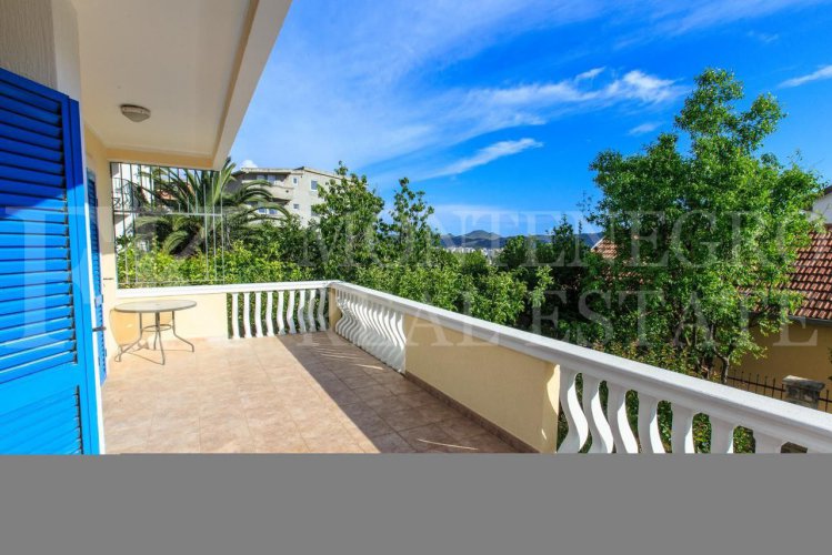 *Big house, 458m2, located in Bar-Susanj, fully furnished with exquisite antique furniture and offering sea views, in Montenegro.