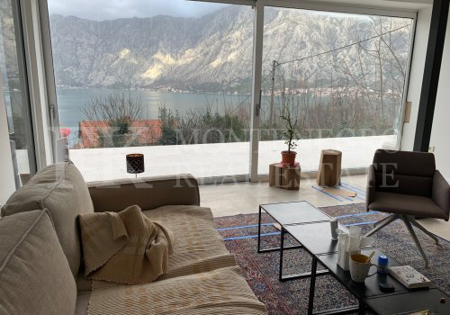 Dieses neu erbaute Haus mit 138 m² und einem zusätzlichen Gästehaus (51 m²) bietet eine erstklassige Lage, nur 330 Meter von der Küste entfernt, mit einem beeindruckenden Panoramablick auf die Bucht von Kotor und die umliegenden Berge.