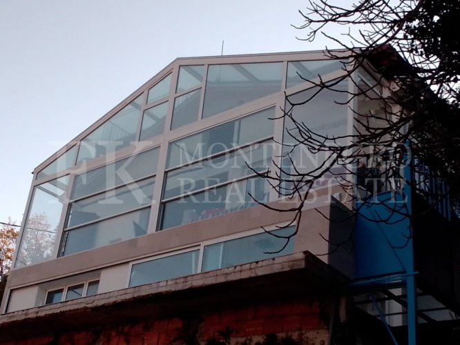 This newly built house with 143 sqm and an additional guesthouse (51 sqm) offers a prime location, just 330 meters from the coast, with an impressive panoramic view of the Bay of Kotor and the surrounding mountains.