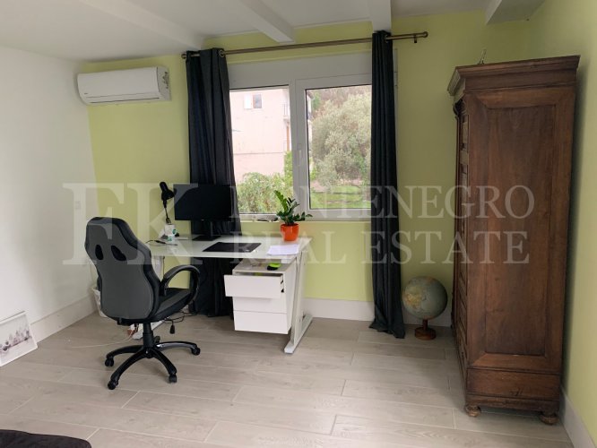 This newly built house with 143 sqm and an additional guesthouse (51 sqm) offers a prime location, just 330 meters from the coast, with an impressive panoramic view of the Bay of Kotor and the surrounding mountains.