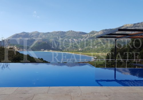 Spektakuläre Villa, 190m2, eingebettet in einem Hügel, mit traumhaftem Blick auf die Bucht von Buljarica und das umliegende Gebirge, nur drei Gehminuten vom Meer entfernt .