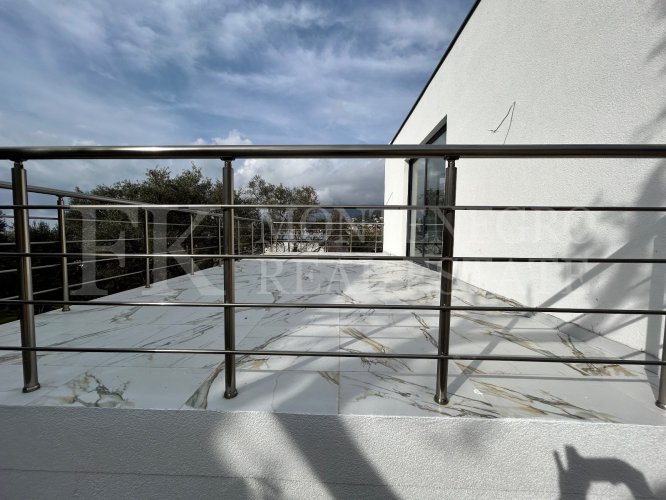 New and modern house, 160m2, in Bar, nestled on a gentle hill among olive trees, overlooking the sea, the city, the harbor, the old town, and the surrounding mountains.