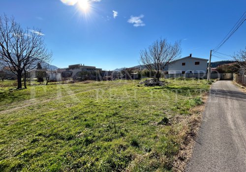 *Building land of 1,746m2, situated in Bar-Polje, suitable for multiple houses, an apartment building, or commercial purposes in Montenegro.
