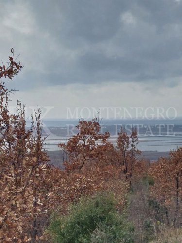 *Unique and rare offer near Ulcinj: A huge plot of 83,000m2 with a legal house of 90m2 and a beautiful view of the Ada Bojana River and the Adriatic Sea in Montenegro.