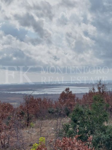 *Unique and rare offer near Ulcinj: A huge plot of 83,000m2 with a legal house of 90m2 and a beautiful view of the Ada Bojana River and the Adriatic Sea in Montenegro.