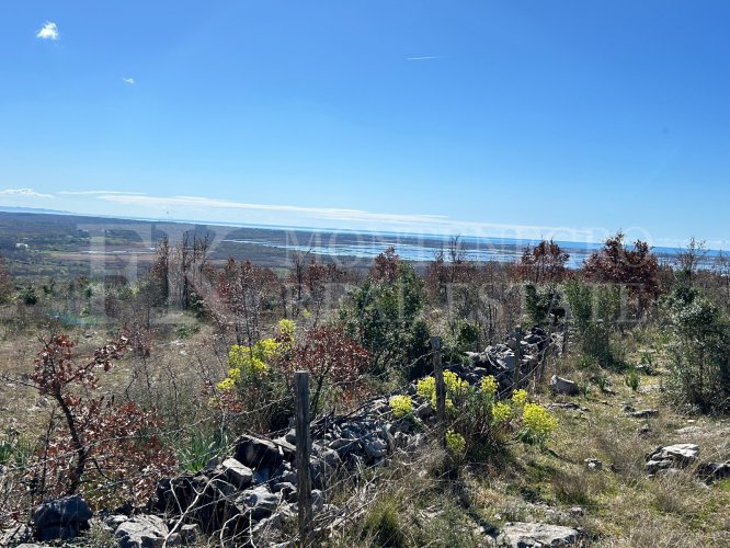 *Rare offer near Ulcinj. A freshly renovated and legally built house, 90 m2, plot of 83,000 m2, overlooking Ada Bojana and the sea, in Montenegro.