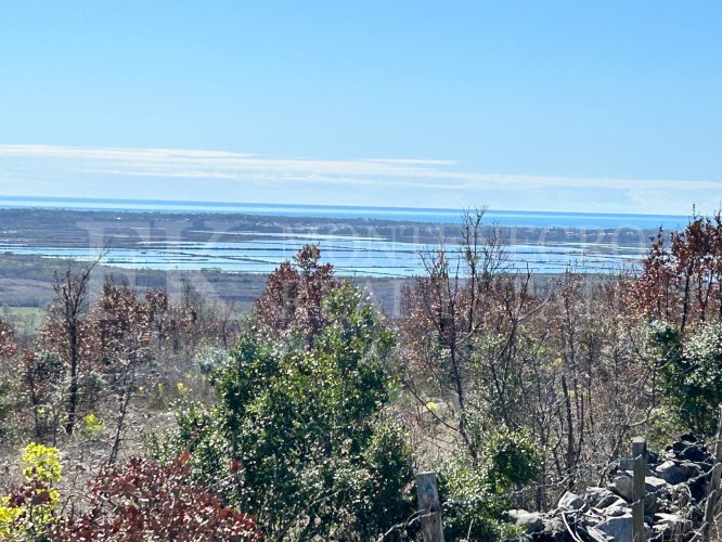 *Rare offer near Ulcinj. A freshly renovated and legally built house, 90 m2, plot of 83,000 m2, overlooking Ada Bojana and the sea, in Montenegro.