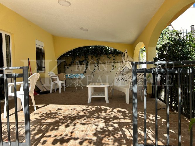 *Modern 237m² house in Hladna Uvala-Utjeha, just 100m from the sea, with two apartments and fantastic sea views.