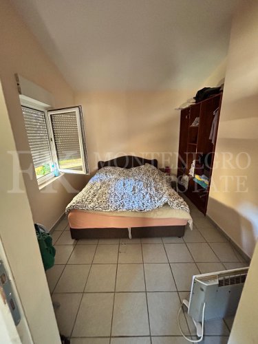 *Modern 237m² house in Hladna Uvala-Utjeha, just 100m from the sea, with two apartments and fantastic sea views.