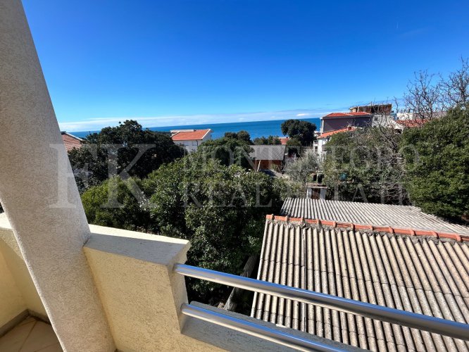 *Modern 237m² house in Hladna Uvala-Utjeha, just 100m from the sea, with two apartments and fantastic sea views.