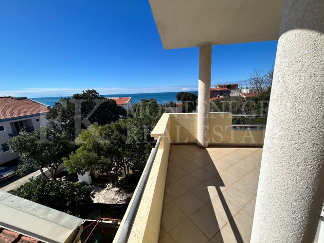 *Modern 237m² house in Hladna Uvala-Utjeha, just 100m from the sea, with two apartments and fantastic sea views.
