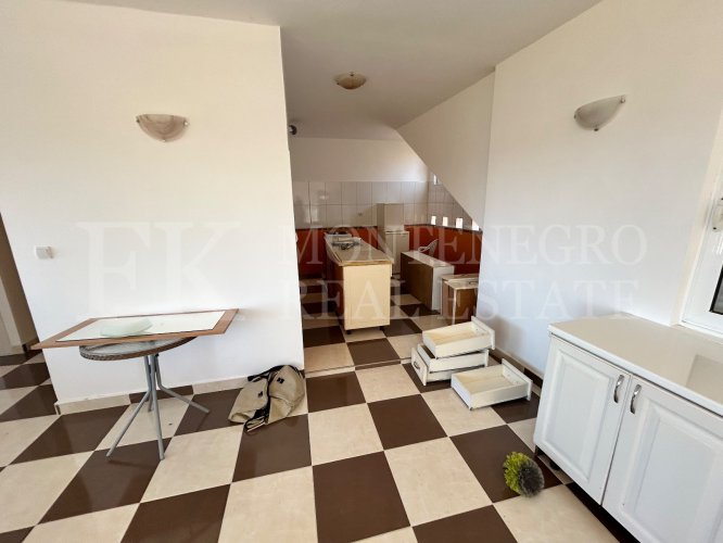 *Modern 237m² house in Hladna Uvala-Utjeha, just 100m from the sea, with two apartments and fantastic sea views.