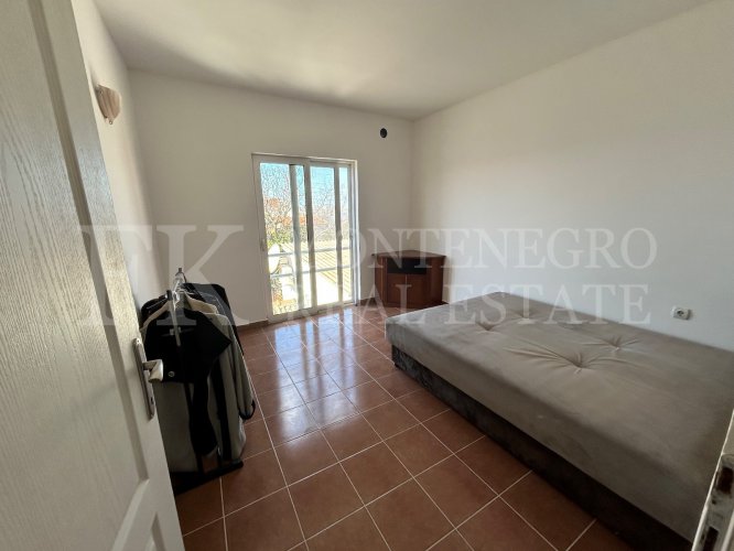 *Modern 237m² house in Hladna Uvala-Utjeha, just 100m from the sea, with two apartments and fantastic sea views.