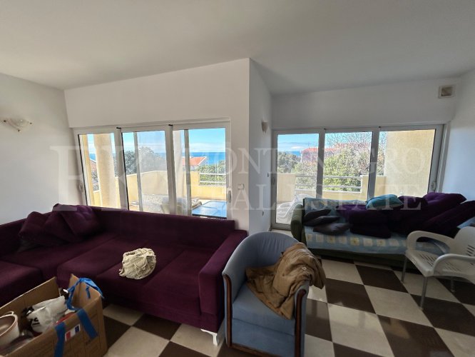 *Modern 237m² house in Hladna Uvala-Utjeha, just 100m from the sea, with two apartments and fantastic sea views.