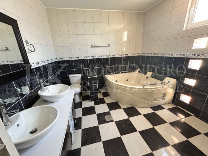 *Modern 237m² house in Hladna Uvala-Utjeha, just 100m from the sea, with two apartments and fantastic sea views.