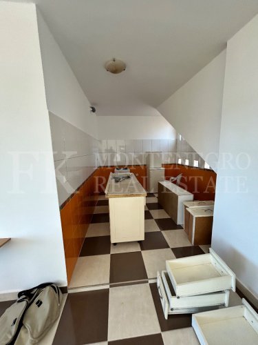 *Modern 237m² house in Hladna Uvala-Utjeha, just 100m from the sea, with two apartments and fantastic sea views.