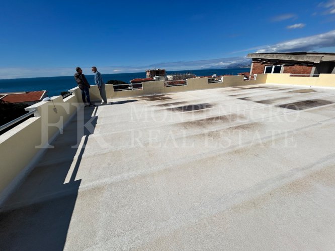 *Modern 237m² house in Hladna Uvala-Utjeha, just 100m from the sea, with two apartments and fantastic sea views.