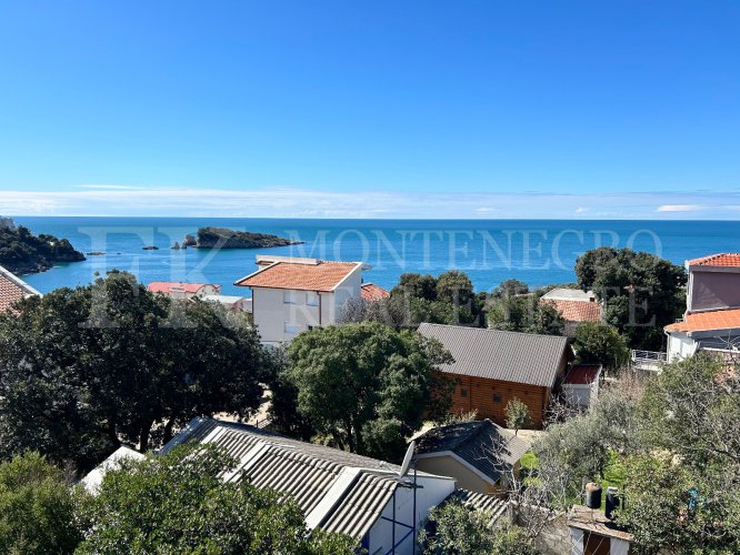 *Modern 237m² house in Hladna Uvala-Utjeha, just 100m from the sea, with two apartments and fantastic sea views.