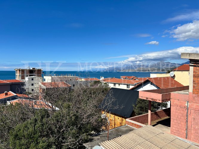 *Modern 237m² house in Hladna Uvala-Utjeha, just 100m from the sea, with two apartments and fantastic sea views.