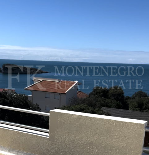 *Modern 237m² house in Hladna Uvala-Utjeha, just 100m from the sea, with two apartments and fantastic sea views.