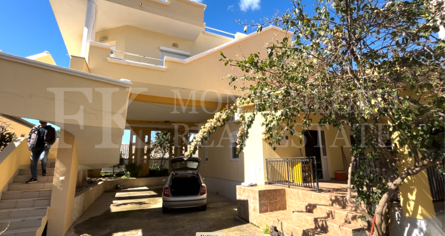 *Modern 237m² house in Hladna Uvala-Utjeha, just 100m from the sea, with two apartments and fantastic sea views.