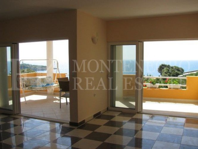 *Modern 237m² house in Hladna Uvala-Utjeha, just 100m from the sea, with two apartments and fantastic sea views.
