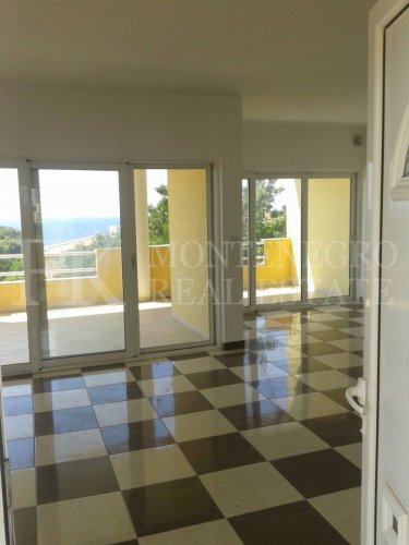 *Modern 237m² house in Hladna Uvala-Utjeha, just 100m from the sea, with two apartments and fantastic sea views.