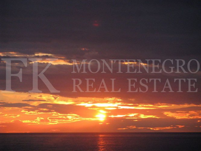 *Modern 237m² house in Hladna Uvala-Utjeha, just 100m from the sea, with two apartments and fantastic sea views.