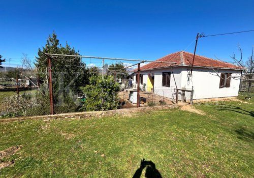 *A great opportunity presents itself here: An old house of 90m² in the municipality of Ulcinj, on a flat plot of 10,000m², with some sea view.