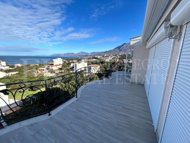 *Apartment Building with Holiday Apartments / Small Hotel in Utjeha-Hladna Uvala, only 280m to the Sea, in Montenegro