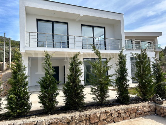 New and modern house, 160m2, in Bar, nestled on a gentle hill among olive trees, overlooking the sea, the city, the harbor, the old town, and the surrounding mountains.