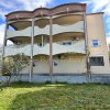 Haus mit vier Wohnungen, 243m2, in ruhiger Lage in Petrovac-Kiselica, mit schönem Panoramablick.