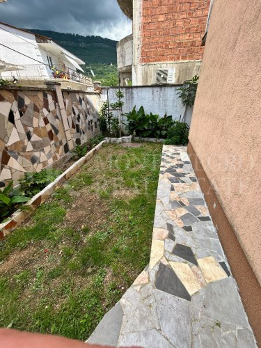 Multi-family house 217m² in Tivat-Mrcevac, with a small garden and parking, very close to the airport and yet very quiet, in Montenegro