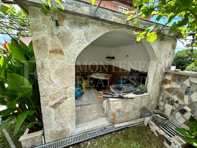Multi-family house 217m² in Tivat-Mrcevac, with a small garden and parking, very close to the airport and yet very quiet, in Montenegro