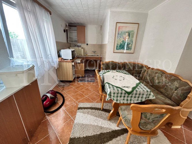 Multi-family house 217m² in Tivat-Mrcevac, with a small garden and parking, very close to the airport and yet very quiet, in Montenegro