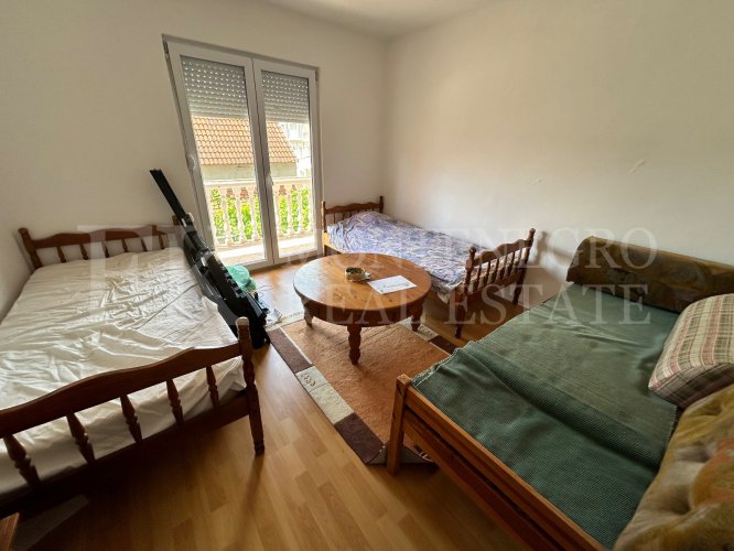 Multi-family house 217m² in Tivat-Mrcevac, with a small garden and parking, very close to the airport and yet very quiet, in Montenegro