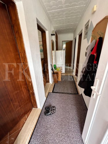 Multi-family house 217m² in Tivat-Mrcevac, with a small garden and parking, very close to the airport and yet very quiet, in Montenegro