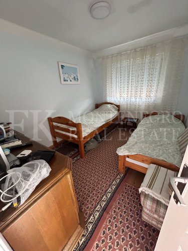 Multi-family house 217m² in Tivat-Mrcevac, with a small garden and parking, very close to the airport and yet very quiet, in Montenegro