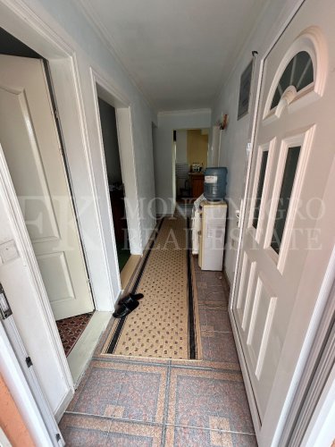 Multi-family house 217m² in Tivat-Mrcevac, with a small garden and parking, very close to the airport and yet very quiet, in Montenegro