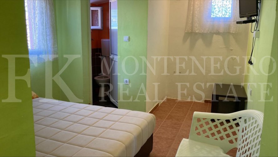 *Holiday Apartment House in Dobra Voda, Montenegro – 450 m², 10 Apartments, Only 250 m from the Sea