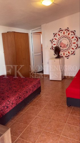 *Holiday Apartment House in Dobra Voda, Montenegro – 450 m², 10 Apartments, Only 250 m from the Sea