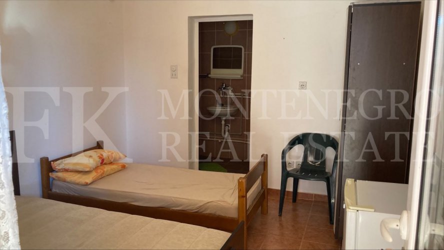 *Holiday Apartment House in Dobra Voda, Montenegro – 450 m², 10 Apartments, Only 250 m from the Sea