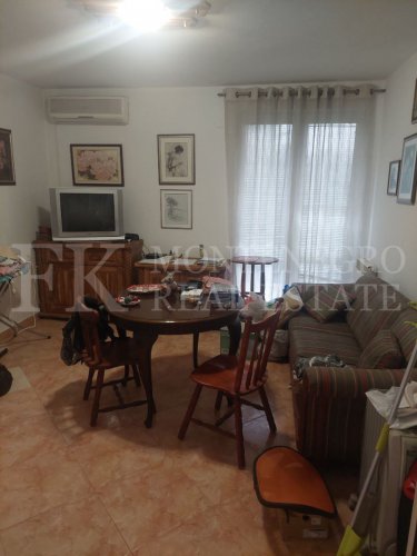 Charming House with Garden in Bar-Polje – Two Separate Units, 164 m² of Living Space, Quiet Yet Close to the City A lovingly maintained home with great potential – perfect for families, self-sufficient living or as an investment.