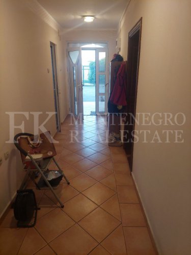 Charming House with Garden in Bar-Polje – Two Separate Units, 164 m² of Living Space, Quiet Yet Close to the City A lovingly maintained home with great potential – perfect for families, self-sufficient living or as an investment.