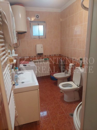 Charming House with Garden in Bar-Polje – Two Separate Units, 164 m² of Living Space, Quiet Yet Close to the City A lovingly maintained home with great potential – perfect for families, self-sufficient living or as an investment.